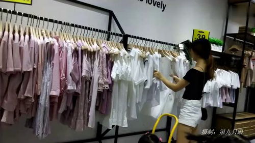 酷暑夜晚深圳服裝店生意好 很多年輕美女選購服裝興致高