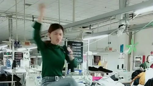 服裝廠的妹子唱歌真給力,不但人長得漂亮身材也好,娶回家不知道要多少彩禮